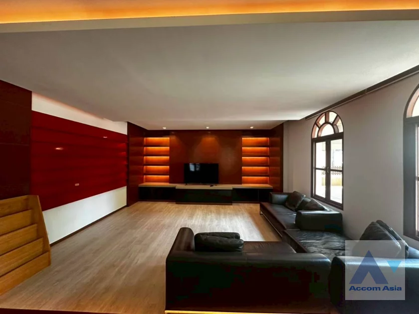  1  5 br House For Rent in Bang Na ,Bangkok BTS Bearing at House in compound AA23515
