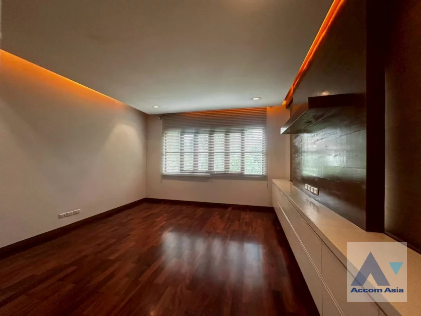 32  5 br House For Rent in Bang Na ,Bangkok BTS Bearing at House in compound AA23515