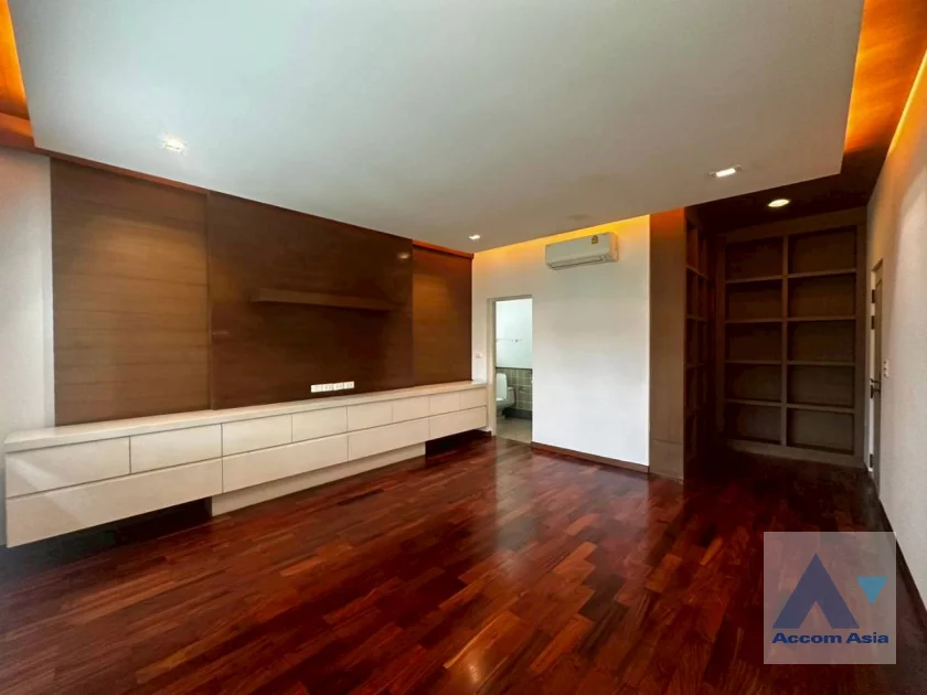 22  5 br House For Rent in Bang Na ,Bangkok BTS Bearing at House in compound AA23515