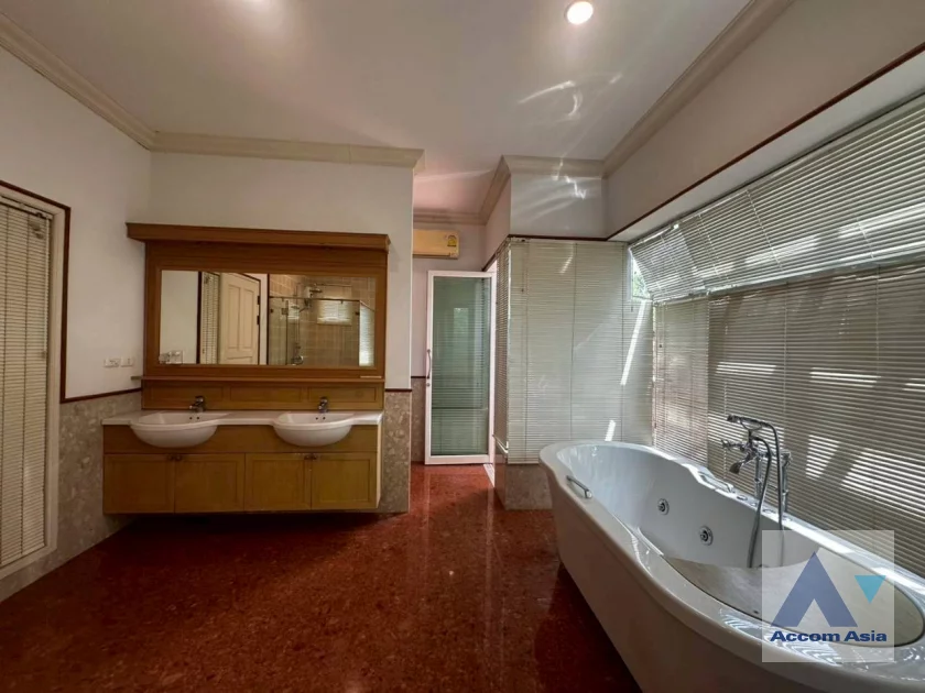 39  5 br House For Rent in Bang Na ,Bangkok BTS Bearing at House in compound AA23515