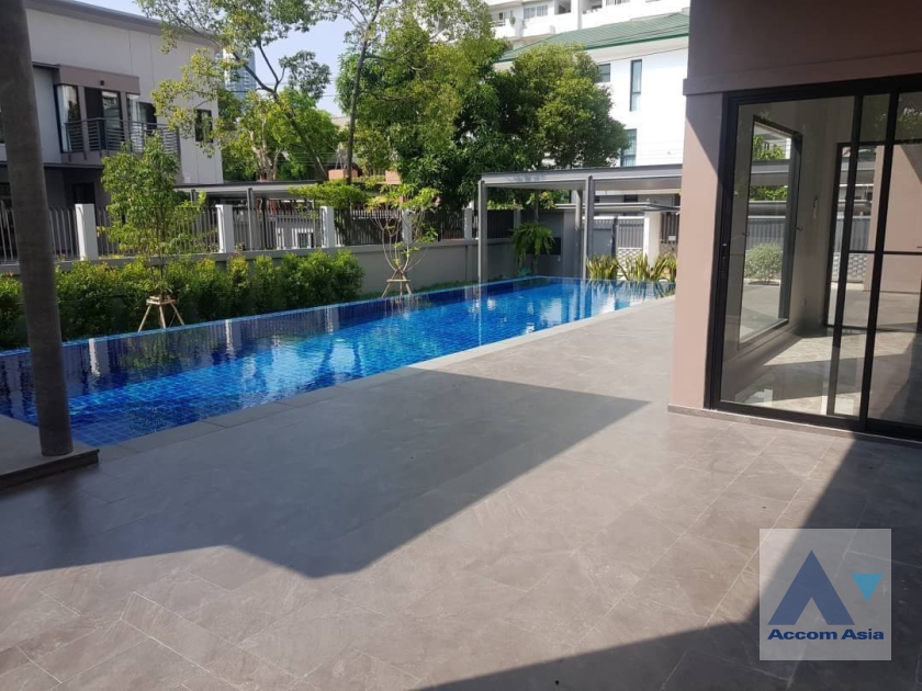 unit 4 Bedrooms  House For Rent in Sukhumvit, Bangkok  near BTS Phrom Phong (AA24155)