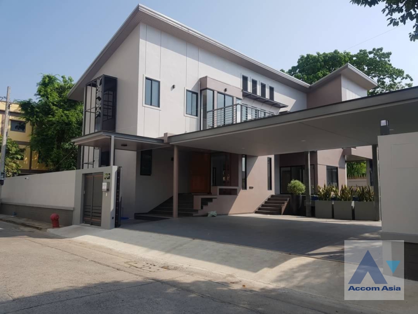  1  4 br House For Rent in Sukhumvit ,Bangkok BTS Phrom Phong AA24155
