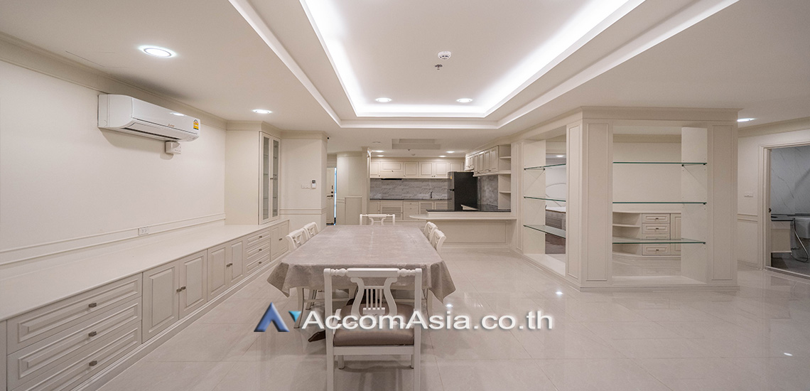  2  3 br Apartment For Rent in Sukhumvit ,Bangkok BTS Phrom Phong at Low-rise apartment, Walk 400m to BTS AA24657