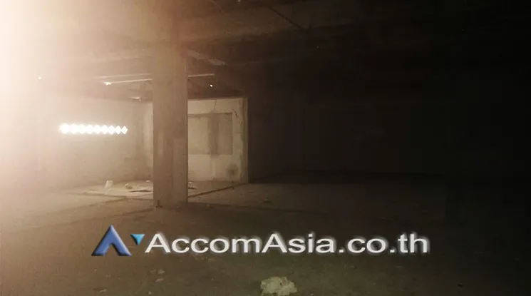 unit Retail / showroom For Rent in Sukhumvit, Bangkok  near BTS Ekkamai (AA24755)