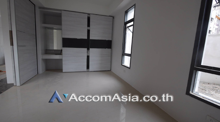 2  5 br House for rent and sale in Bang Na ,Bangkok BTS Bang Na at House in Compound AA24779