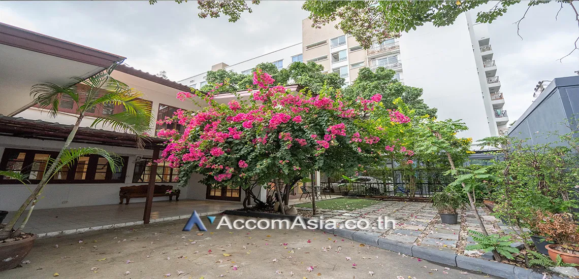 unitHome Office, Pet friendly |  3 Bedrooms  House For Rent & Sale in Sukhumvit, Bangkok  near BTS Thong Lo (AA25069)