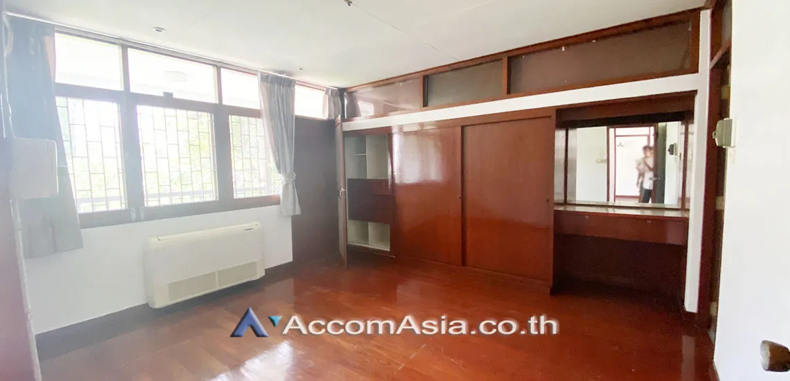 unit 3 Bedrooms  House For Sale in Sathorn, Bangkok  near BTS Chong Nonsi - MRT Lumphini (AA25155)