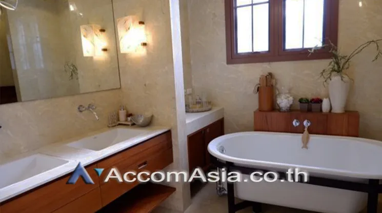 unit 5 Bedrooms  House For Sale in Pattanakarn, Bangkok  (AA25237)