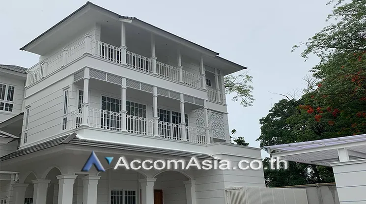 unit 4 Bedrooms  House For Rent in Sukhumvit, Bangkok  near BTS Phrom Phong (AA25250)
