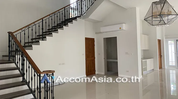 unit 4 Bedrooms  House For Rent in Sukhumvit, Bangkok  near BTS Phrom Phong (AA25250)