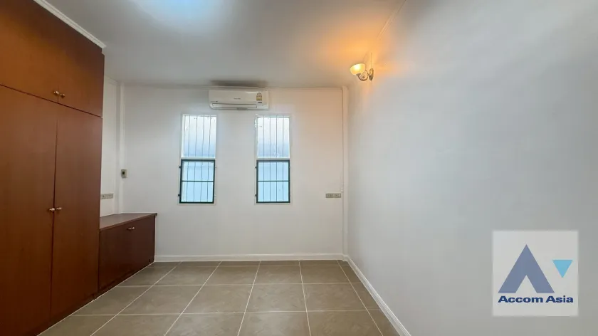 unit 3 Bedrooms  House For Rent in Sukhumvit, Bangkok  near BTS Thong Lo (AA25432)