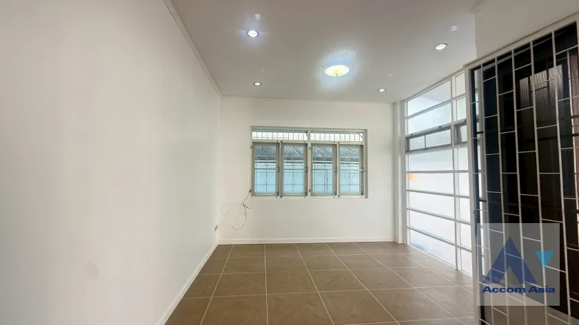 unit 3 Bedrooms  House For Rent in Sukhumvit, Bangkok  near BTS Thong Lo (AA25432)