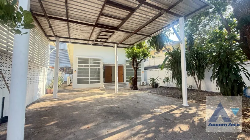 unit 3 Bedrooms  House For Rent in Sukhumvit, Bangkok  near BTS Thong Lo (AA25432)