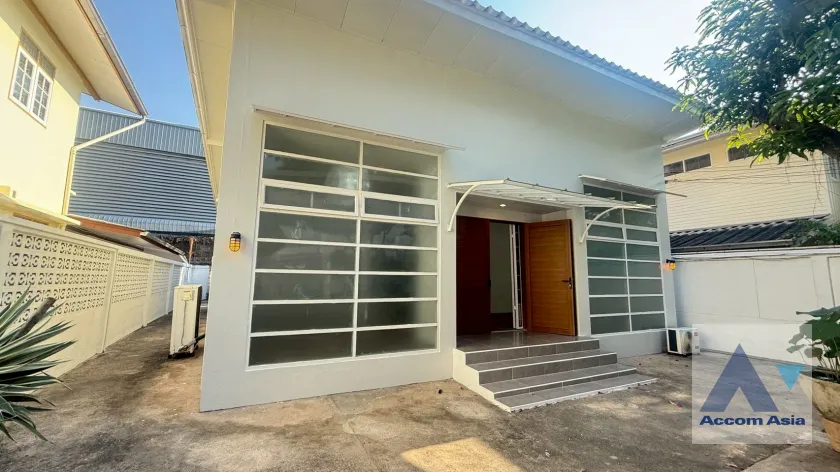 2  3 br House for rent and sale in Sukhumvit ,Bangkok BTS Thong Lo AA25432