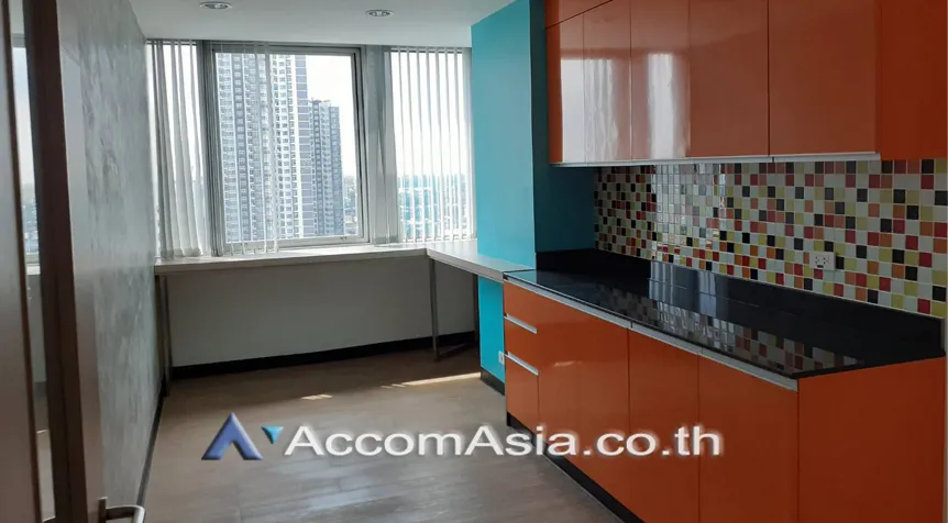 unit Office space For Rent in Sukhumvit, Bangkok  near BTS Ekkamai (AA25545)