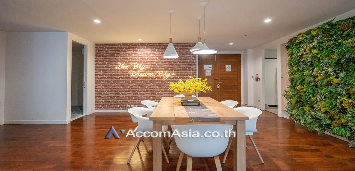 unitGarden View, Big Balcony |  4 Bedrooms  Apartment For Rent in Ploenchit, Bangkok  near BTS Chitlom - MRT Lumphini (AA25653)