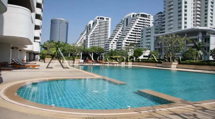 unit 4 Bedrooms  Apartment For Rent in Sukhumvit, Bangkok  near BTS Phrom Phong (AA25661)