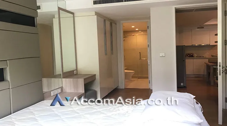unit 1 Bedroom  Condominium For Sale in Silom, Bangkok  near BTS Chong Nonsi (AA25663)