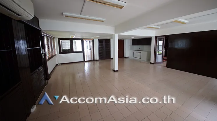 unitHome Office, Garden, Pet friendly |  3 Bedrooms  House For Rent & Sale in Sukhumvit, Bangkok  near BTS Ekkamai (AA25847)