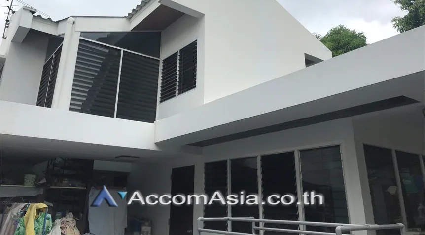 unit 2 Bedrooms  House For Sale in Sukhumvit, Bangkok  near BTS Ekkamai (AA26104)