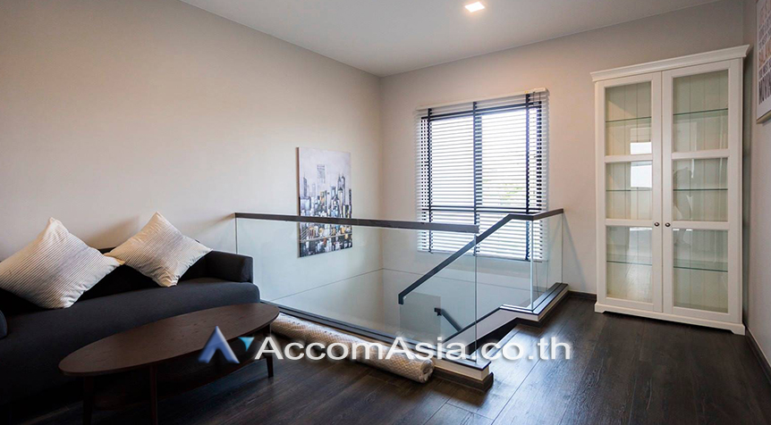 unit 3 Bedrooms  Townhouse For Rent in Bang Na, Bangkok  (AA26199)
