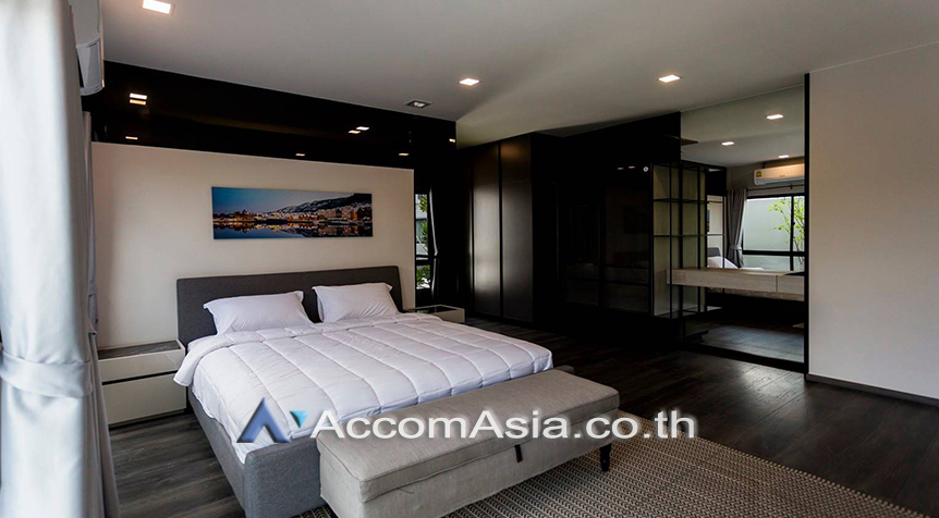 unit 3 Bedrooms  Townhouse For Rent in Bang Na, Bangkok  (AA26199)