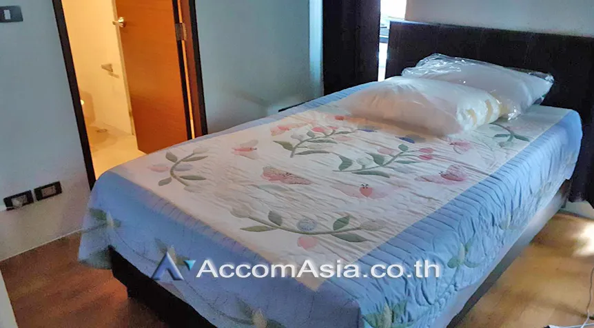 unit 2 Bedrooms  Condominium For Sale in Silom, Bangkok  near BTS Chong Nonsi (AA26394)