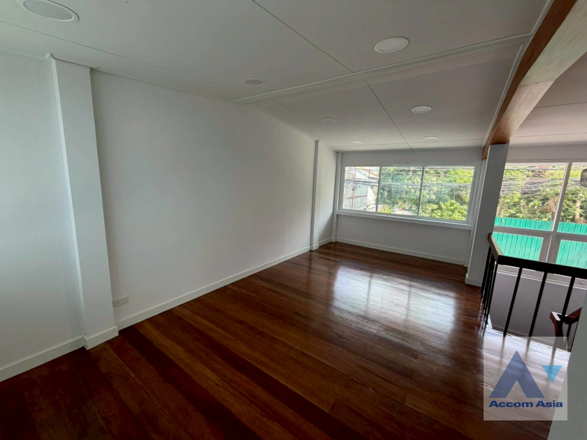 16  3 br House for rent and sale in Sukhumvit ,Bangkok BTS Phra khanong AA26473