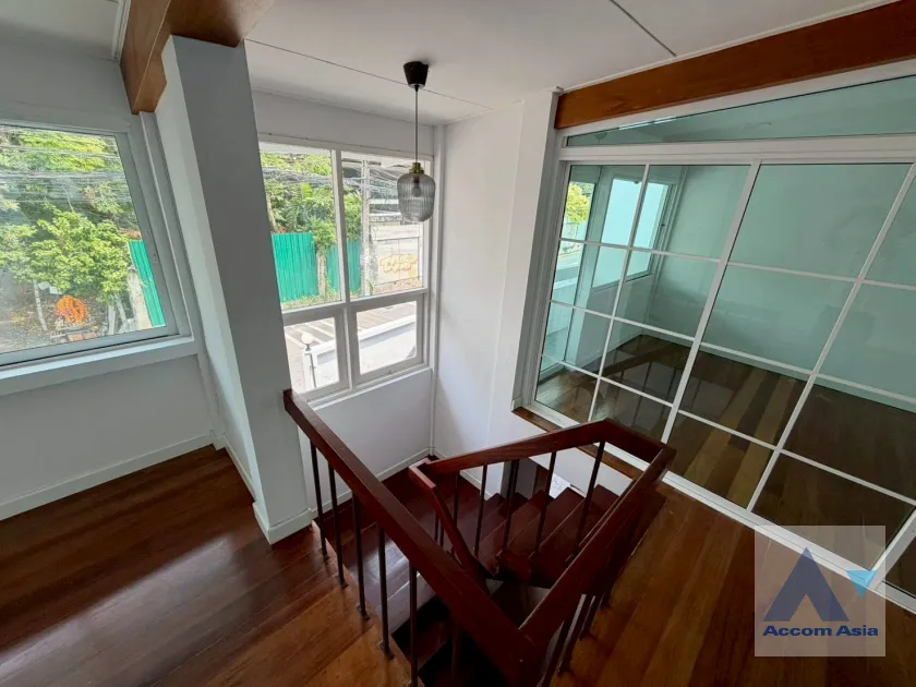 4  3 br House For Rent in Sukhumvit ,Bangkok BTS Phra khanong AA26473