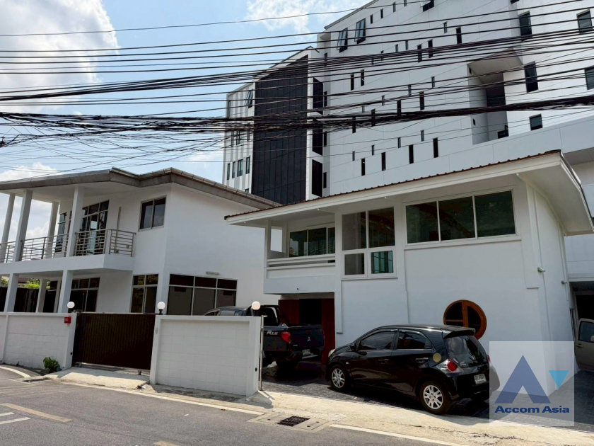 22  3 br House for rent and sale in Sukhumvit ,Bangkok BTS Phra khanong AA26473