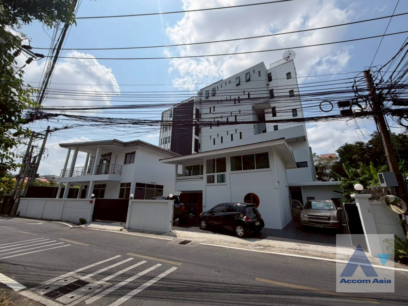  2  3 br House for rent and sale in Sukhumvit ,Bangkok BTS Phra khanong AA26473