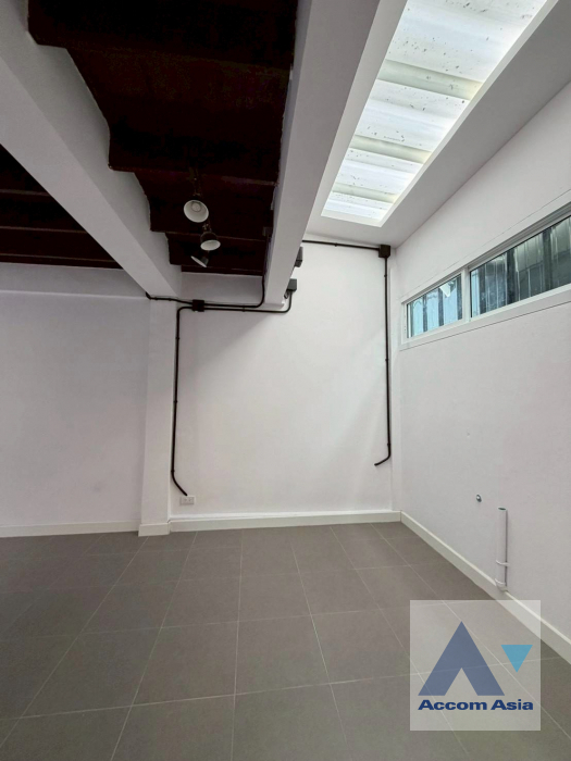 32  3 br House for rent and sale in Sukhumvit ,Bangkok BTS Phra khanong AA26473