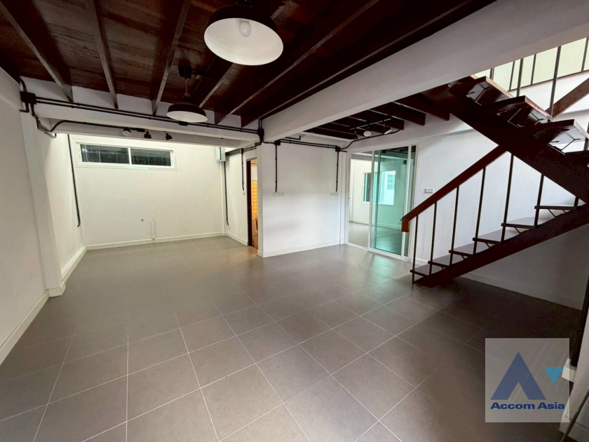 7  3 br House for rent and sale in Sukhumvit ,Bangkok BTS Phra khanong AA26473