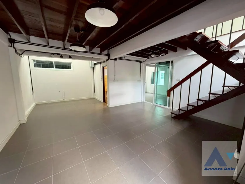 unitHome Office, Pet friendly |  3 Bedrooms  House For Rent in Sukhumvit, Bangkok  near BTS Phra khanong (AA26473)
