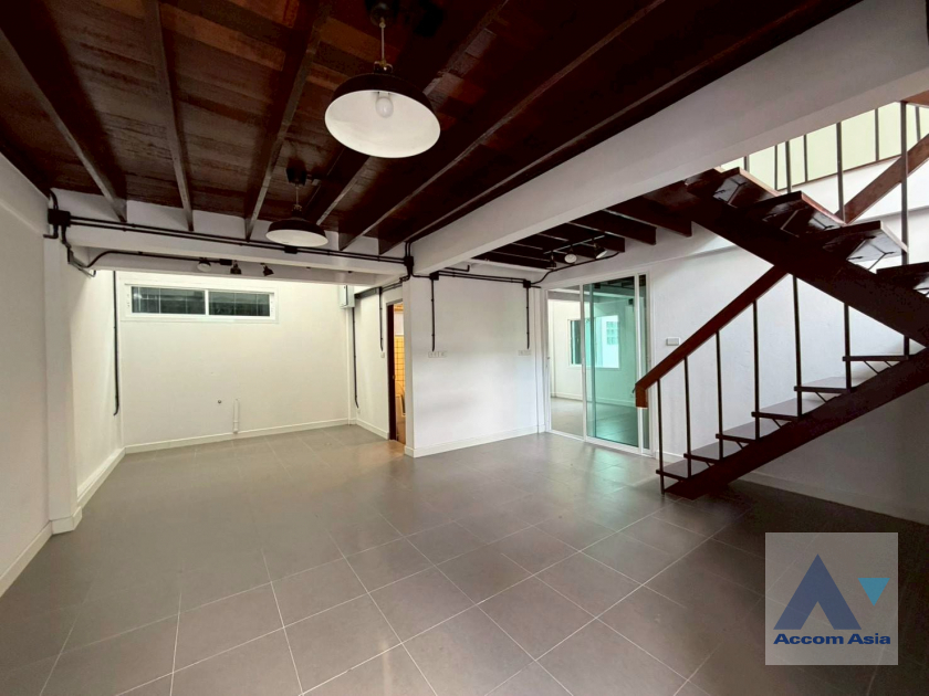  1  3 br House for rent and sale in Sukhumvit ,Bangkok BTS Phra khanong AA26473