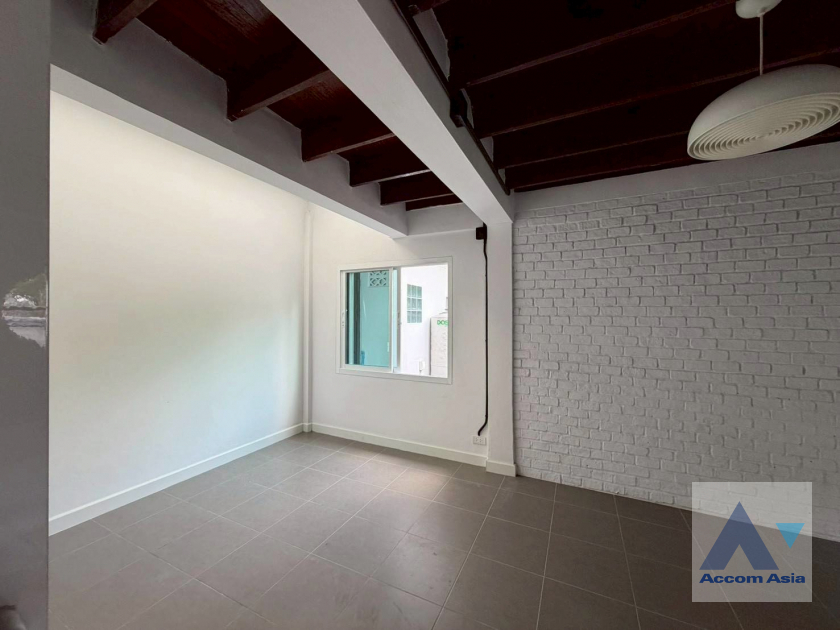 5  3 br House for rent and sale in Sukhumvit ,Bangkok BTS Phra khanong AA26473