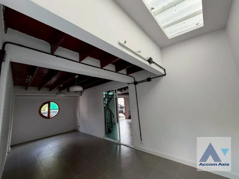 unitHome Office, Pet friendly |  3 Bedrooms  House For Rent in Sukhumvit, Bangkok  near BTS Phra khanong (AA26473)