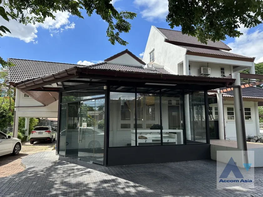 unitHome Office |  4 Bedrooms  House For Rent & Sale in Sukhumvit, Bangkok  near BTS Punnawithi (AA27152)