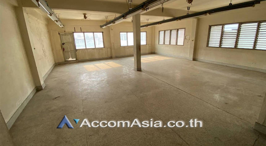  1  Retail / Showroom For Rent in Bang Na ,Bangkok BTS Punnawithi AA27228