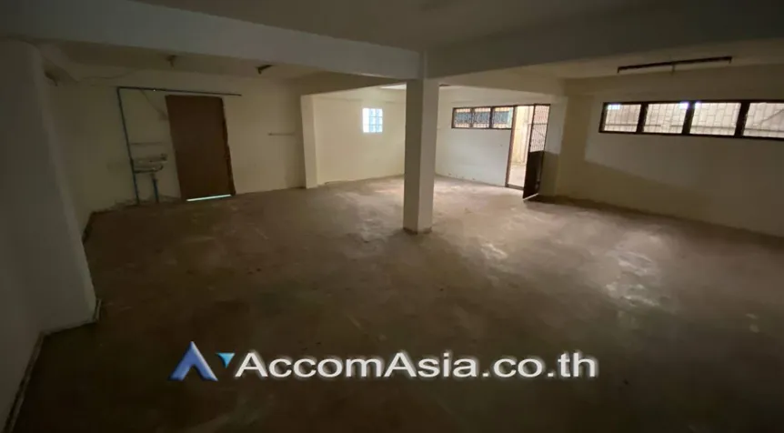 unit Retail / showroom For Rent in Bang Na, Bangkok  near BTS Punnawithi (AA27228)