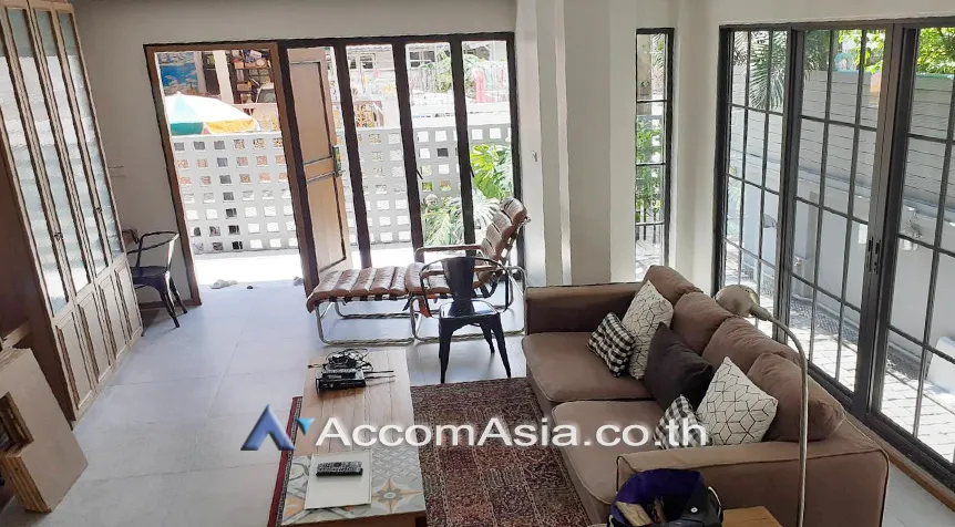 unit 3 Bedrooms  Townhouse For Rent in Phaholyothin, Bangkok  near BTS Ari (AA27419)