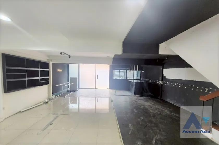 unitHome Office, Pet friendly |  4 Bedrooms  Townhouse For Rent in Sukhumvit, Bangkok  near BTS Phrom Phong (AA27546)