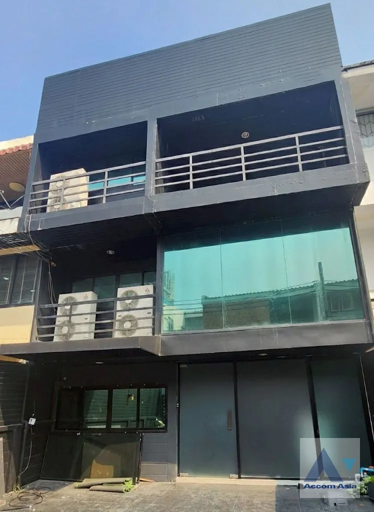 unitHome Office, Pet friendly |  4 Bedrooms  Townhouse For Rent in Sukhumvit, Bangkok  near BTS Phrom Phong (AA27546)