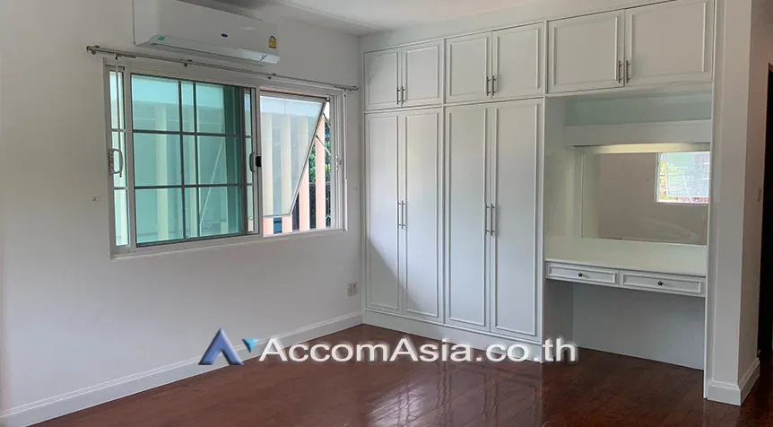 unit 3 Bedrooms  House For Rent in Sukhumvit, Bangkok  near BTS Ekkamai (AA27862)