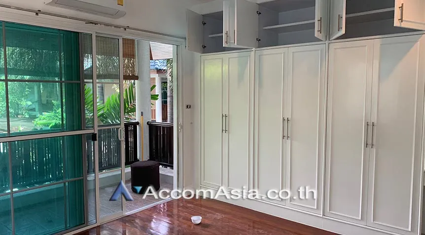 unit 3 Bedrooms  House For Rent in Sukhumvit, Bangkok  near BTS Ekkamai (AA27862)