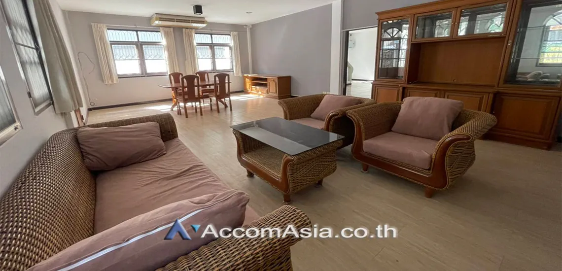  2  3 br House For Rent in Ratchadaphisek ,Bangkok MRT Phetchaburi AA27977