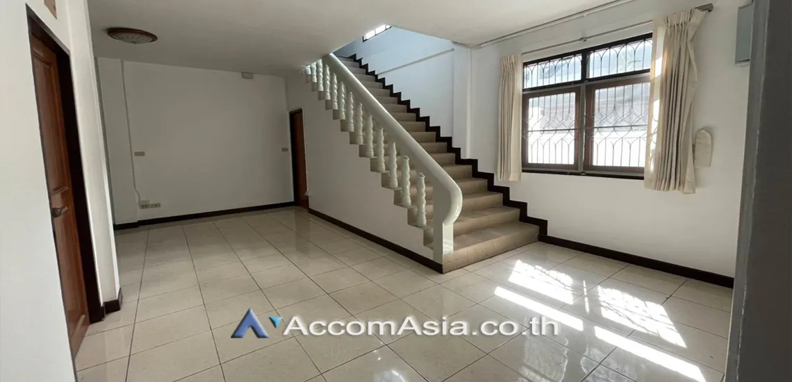 unit 3 Bedrooms  House For Rent in Ratchadaphisek, Bangkok  near MRT Phetchaburi (AA27977)