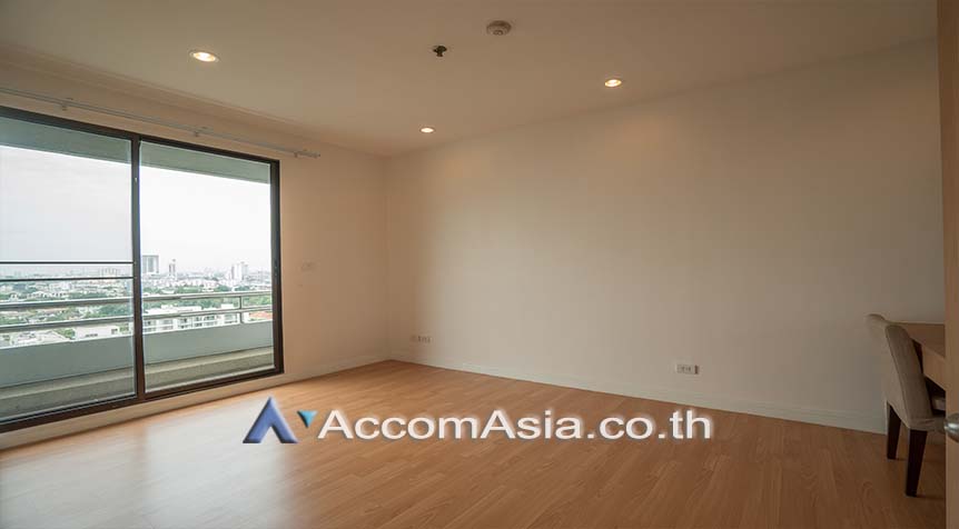 8  4 br Apartment For Rent in Sukhumvit ,Bangkok BTS Ekkamai at High-Rise Living with a Large Balcony Apartment in Ekkamai AA27986