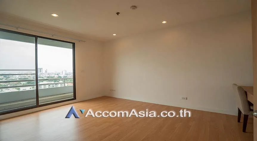 8  4 br Apartment for rent and sale in Sukhumvit ,Bangkok BTS Ekkamai at High-Rise Living with a Large Balcony Apartment in Ekkamai AA27986