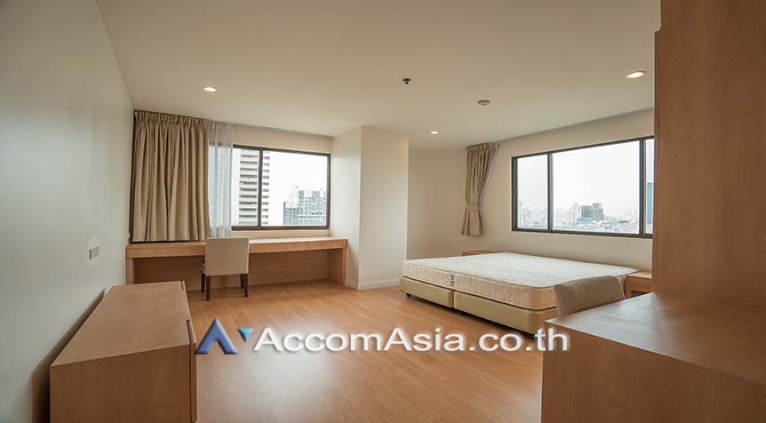 6  4 br Apartment For Rent in Sukhumvit ,Bangkok BTS Ekkamai at High-Rise Living with a Large Balcony Apartment in Ekkamai AA27986